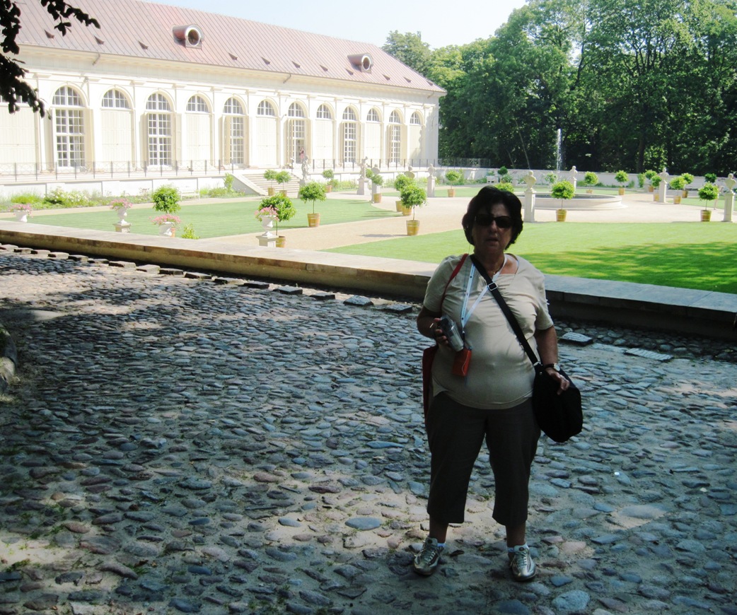 33--Varsavia-All'interno del parco, alle spalle la vecchia Orangerie-giardino d'inverno